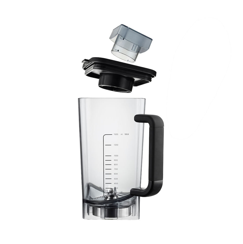 On voit ici une carafe en verre transparente « POWER FUEL » dotée d'une poignée noire et graduée, accompagnée d'un couvercle et d'un petit couteau gris suspendu au-dessus. La carafe est vide et les éléments sont clairement séparés les uns des autres.