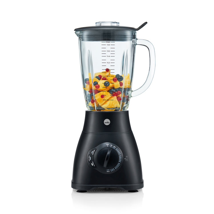 Potężny model XPLODE 1500 AUTO BLACK, wypełniony pokrojonymi w kostkę mango, jagodami i truskawkami. Przezroczysty szklany pojemnik posiada podziałkę pomiarową oraz czarną pokrywkę. Urządzenie wyposażone jest w silnik o mocy 1500 W, różne opcje regulacji, pokrętło do wyboru prędkości oraz automatyczny program czyszczenia, który ułatwia konserwację.