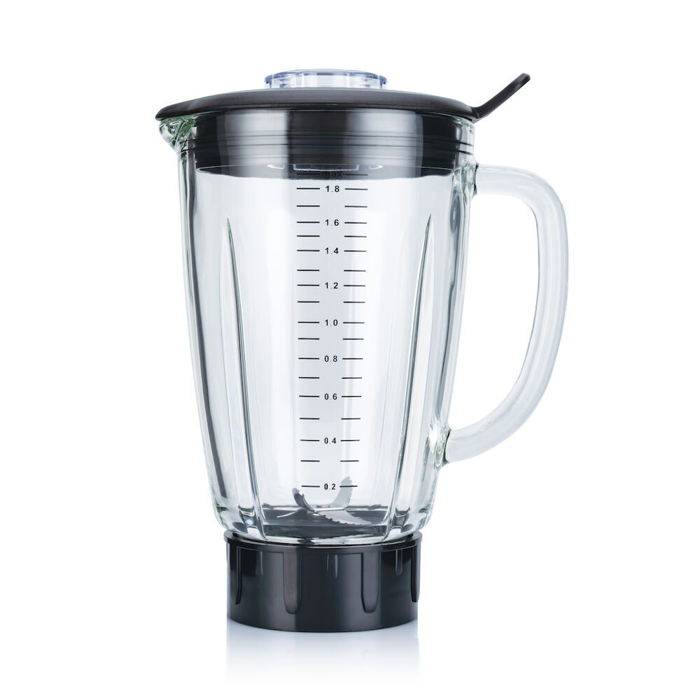 On voit ici un pichet transparent XPLODE COMPLETE, muni d'un couvercle et d'une poignée noirs. Ce pichet, compatible avec les mixeurs Wilfa modèle BL2S-B1800, comporte des graduations allant jusqu'à 1,8 litre et est présenté sur un fond blanc. Le couvercle est muni d'un petit bouchon transparent et d'une languette noire sur le côté, ce qui en fait une pièce de rechange idéale.