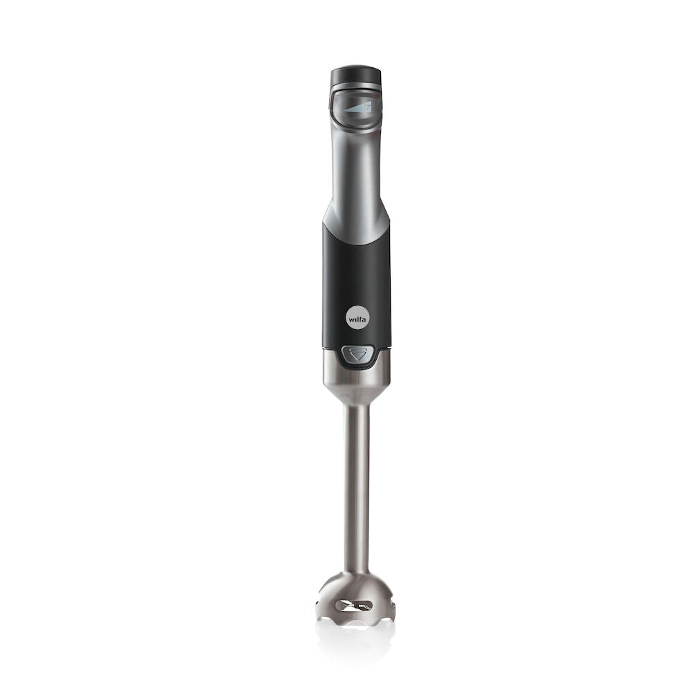 Un juego ESSENTIAL POWER en negro y plateado, con un potente motor y control de velocidad continuo, compuesto por tres elementos: el mango de la batidora, una jarra medidora transparente llena de cebollas rojas picadas y un accesorio transparente para el robot de cocina que contiene verduras picadas, entre ellas cebollas rojas y pimientos verdes.