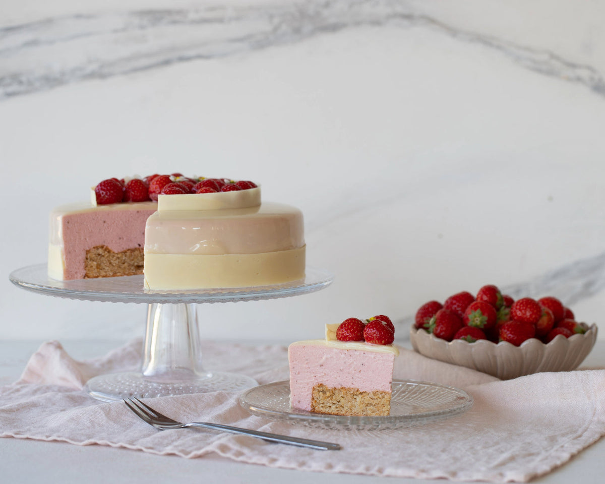 Strawberry cake with almonds and white chocolate
