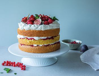 Airy and tall sponge cake