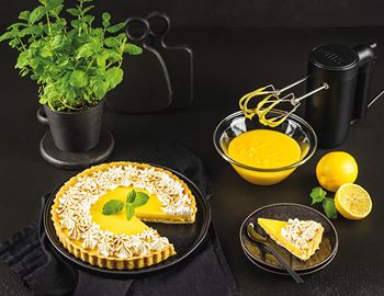 Lemon meringue tart with lemon cream, next to the Wilfa Smooth Mix hand mixer