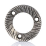 Cette fiche produit concerne une meule plate SVART UNIFORM 58 mm de forme circulaire, dotée de rainures radiales et de trois trous de fixation équidistants situés près du centre. La surface du disque présente une texture composée de motifs angulaires bien définis, pour un meulage optimal. Le fond est blanc.